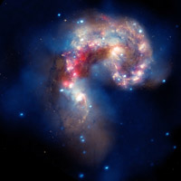 Två kolliderande galaxer, Antennaegalaxerna, ungefär 62 miljoner ljusår från jorden